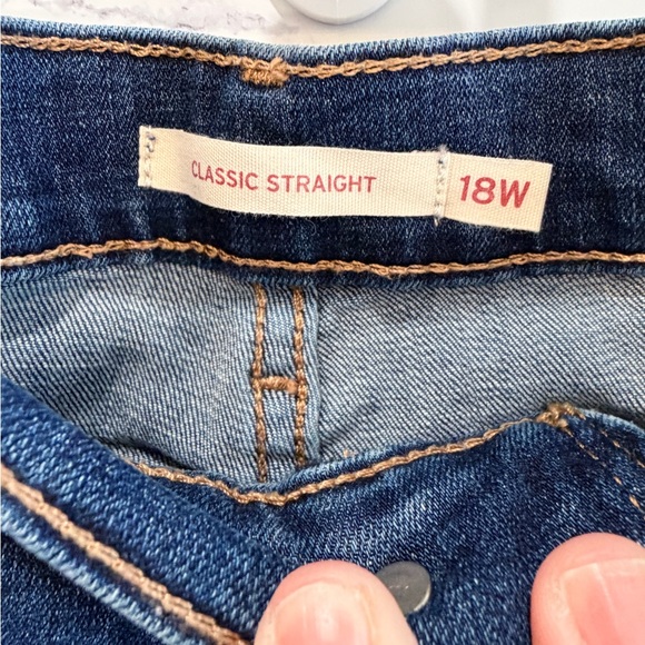 Levi's Blue Denim Jeans with Tan Label - Picture 4 of 8
